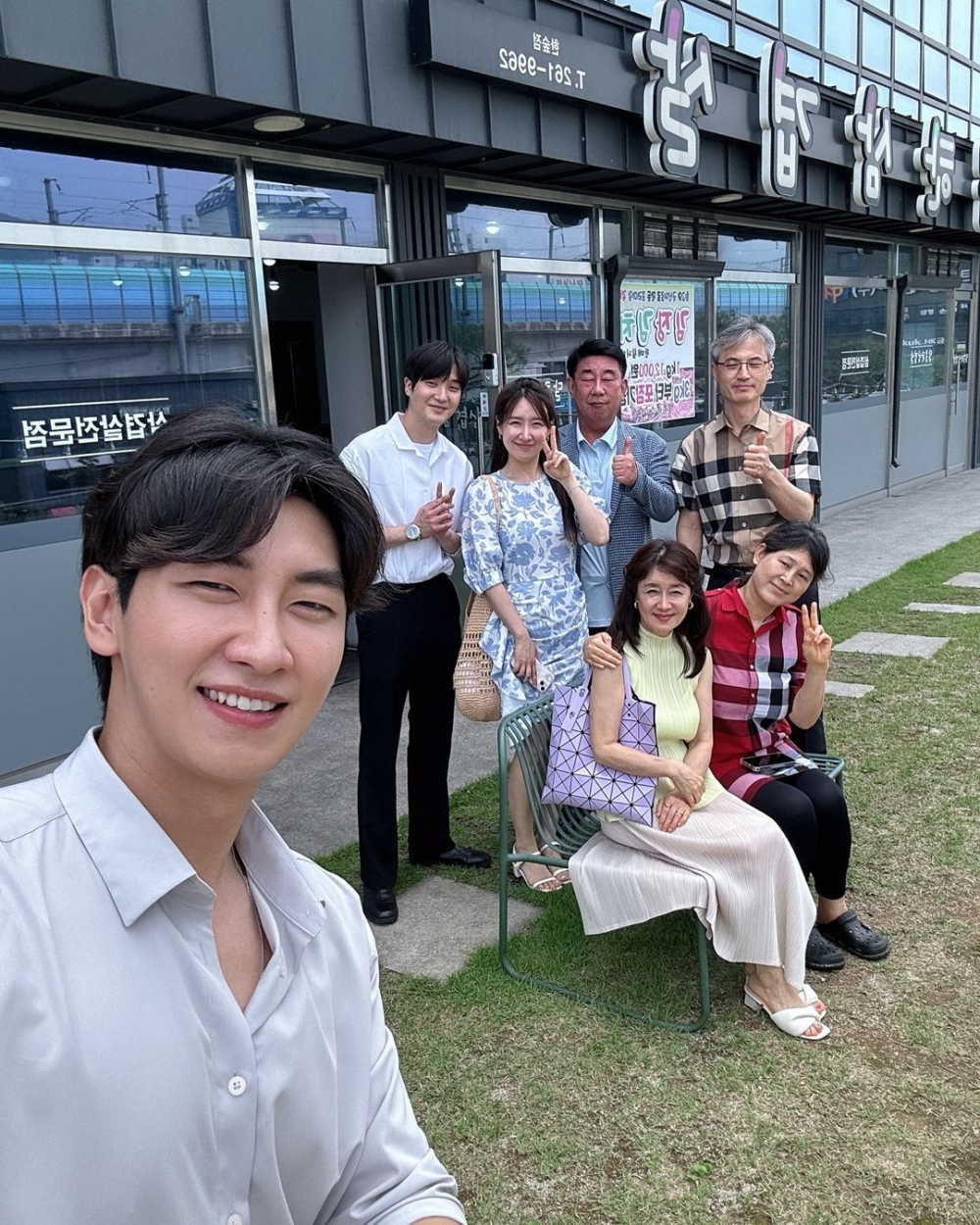 雙方家長一起吃飯聚會