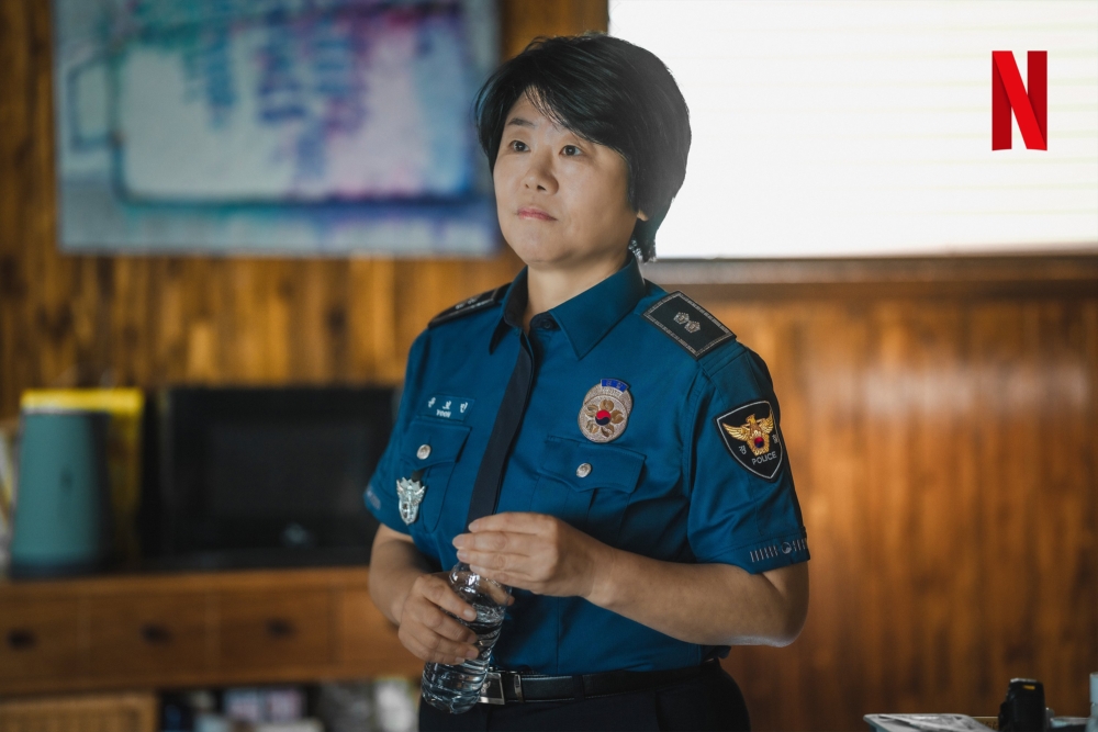 李姃垠則飾演重案組王牌出身的派出所所長「尹普閔」