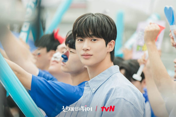 邊佑錫憑藉《背著善宰跑》人氣爆紅