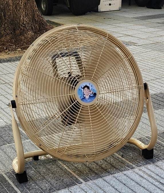 朴寶劍把自己的電風扇給了群演