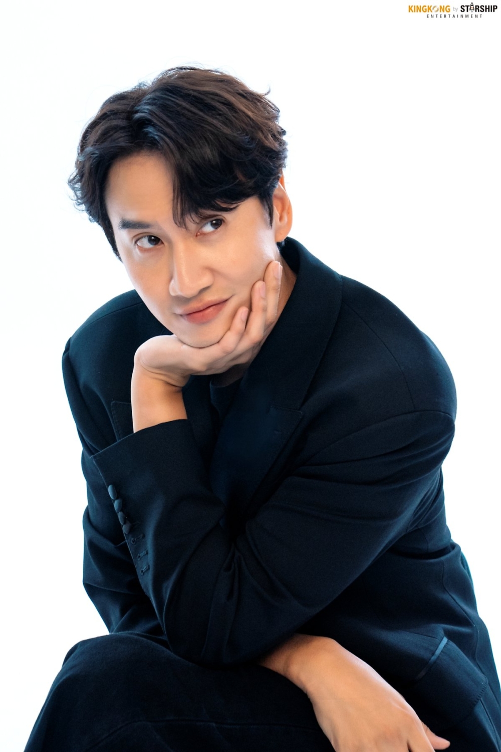 李光洙飾演夢想著進軍戛納電影節而努力工作的亞洲頂級明星演員「姜俊宇」