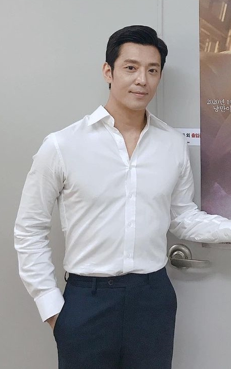 金柱憲則飾演伊芙·金的同事「朴東雅」