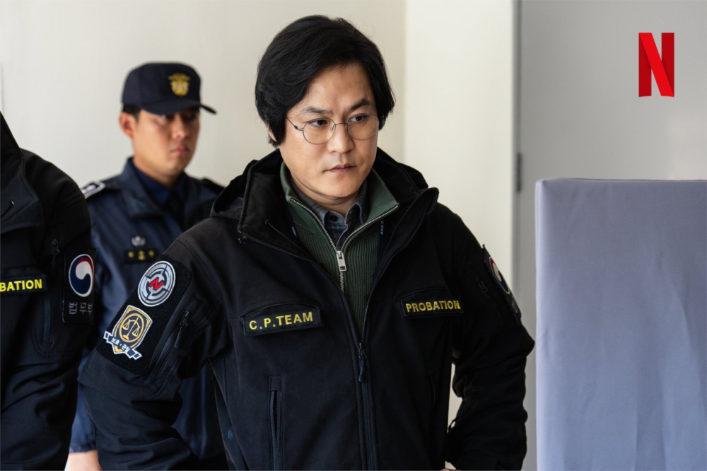 金成均飾演想做對人們有幫助的事情，成為管理戴着電子腳鏈的重犯的保護觀察官的「金善民」