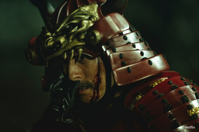 鄭成日飾演了解千永與眾不同劍術的日本軍先鋒大將「劍信」