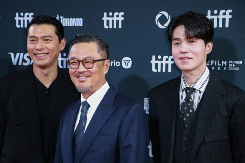 《哈爾濱》玄彬、李棟旭與導演禹民鎬出席第49屆多倫多國際電影節,