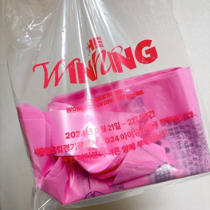 IU為周遭居民送上垃圾袋