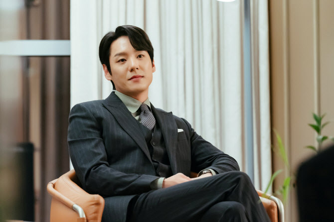 郭時暘在劇中飾演的是千醫療財團理事長「千煥書」表面是好好丈夫,背後卻是家暴妻子的禽獸