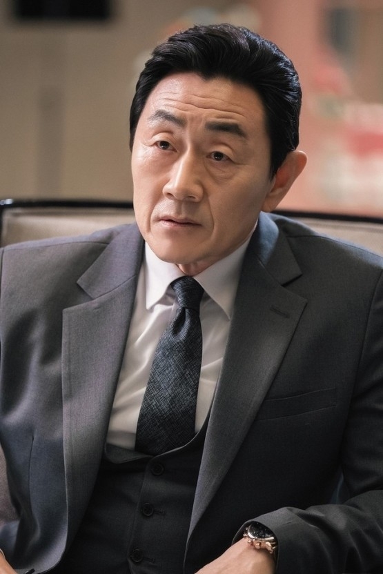 許峻豪飾演的是背後操縱政界的實權人物「廉長善」