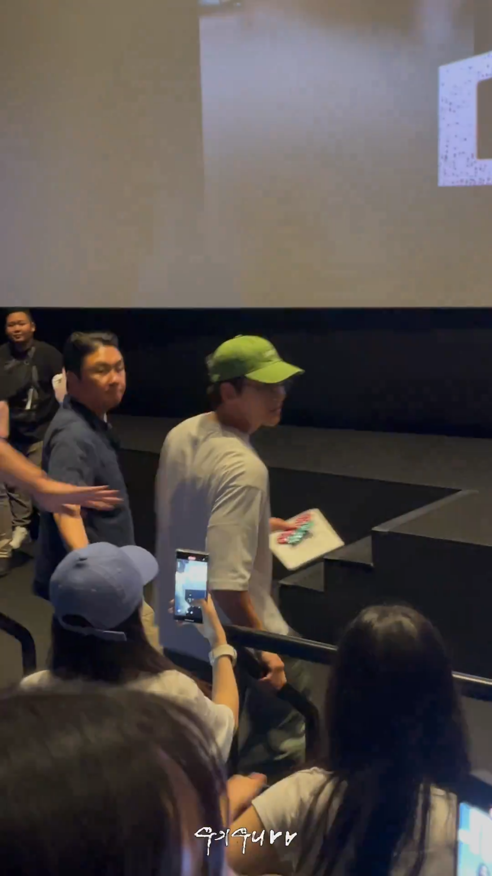 頭也不回地走了XD