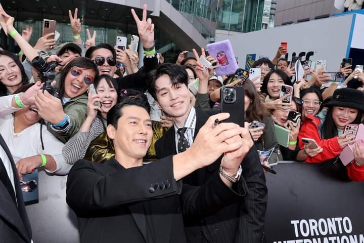 玄彬與李棟旭和粉絲自拍