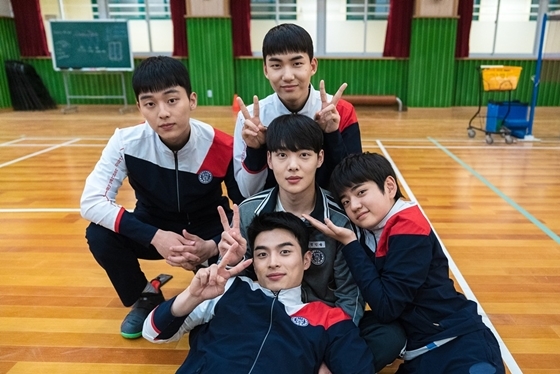 《羽球少年團》