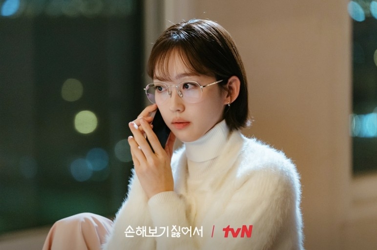 韓智賢則一人分飾兩角，既是以大膽著稱的《社長的菜單》原作作家「南紫妍」，又是她自己所寫的19禁小說女主角營養師「徐妍書」