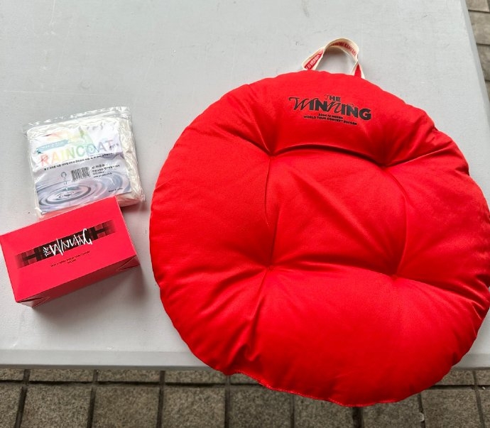 IU送給演唱會粉絲坐墊、望遠鏡與雨衣