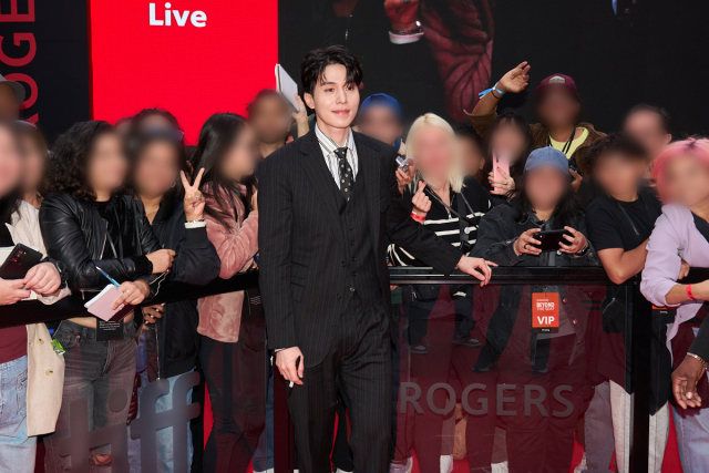 李棟旭與粉絲合影