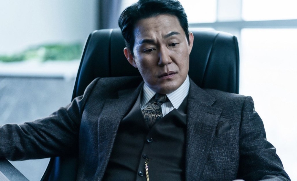 朴誠雄則飾演巨集建設代表「南完成」