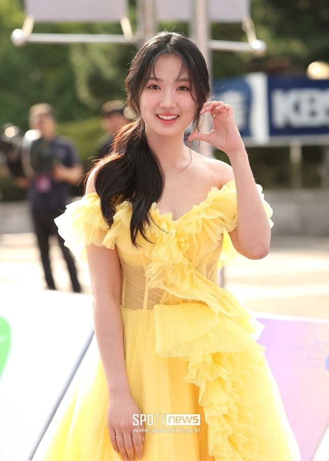 金惠奫身穿黃色禮服化身「貝兒公主」