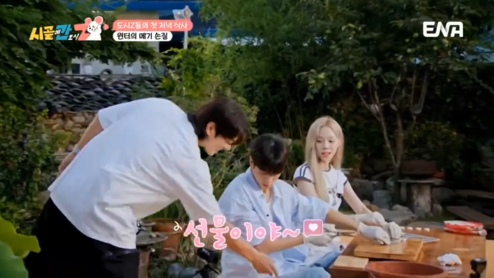 李伊庚將照片送給鄭東元