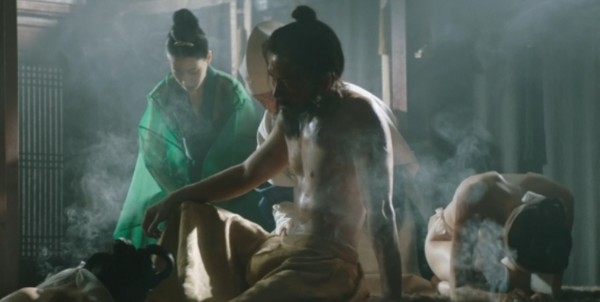 用冰塊舔遍他全身