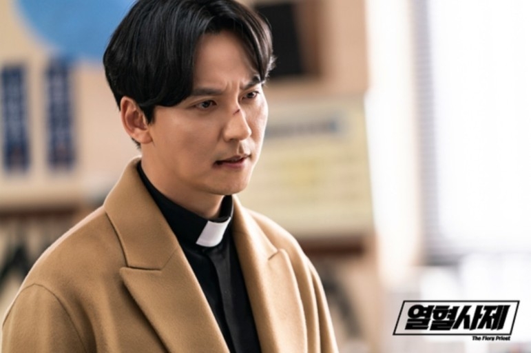 飾演暴躁神父「金海日」