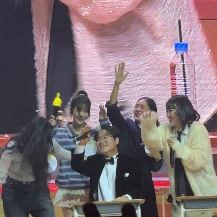 《地球娛樂室》成員李恩智、MIMI、李泳知、安兪真帶來祝賀舞台