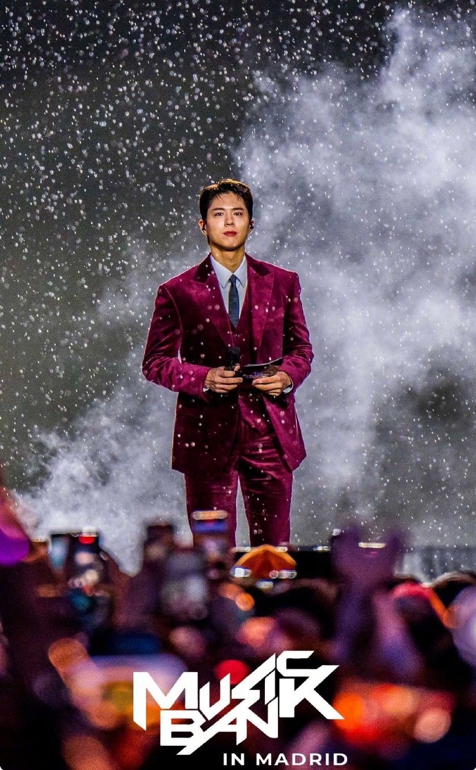 朴寶劍頂著大雨主持