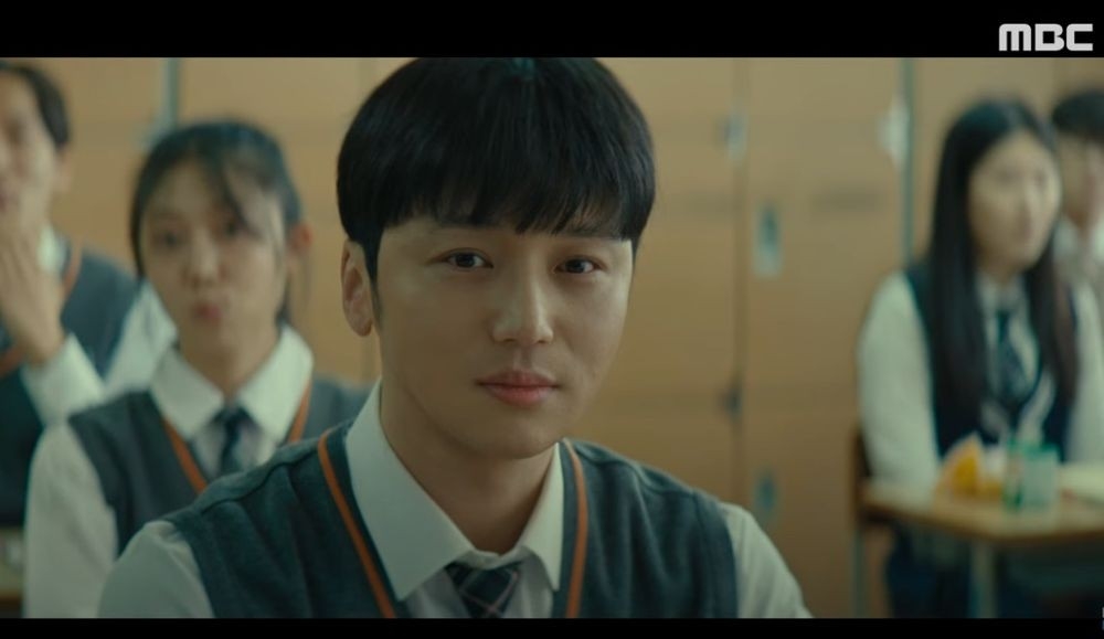 卞約翰校服造型