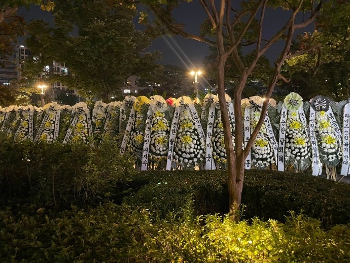 花圈數量據說高達上千個，壯觀場面引發熱議