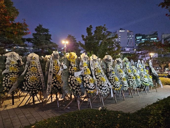 粉絲在SM大樓外進行花圈抗議