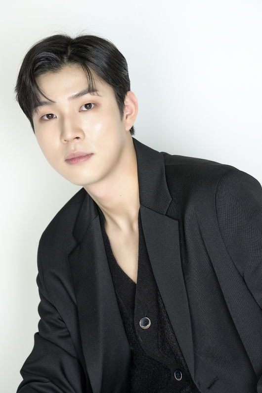 劉仁秀主動報考了空軍軍樂隊MC職位，並於8月順利通過面試和體能測驗