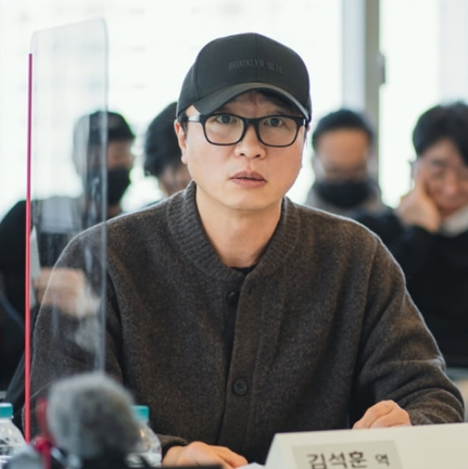 全裴秀則飾演在江南地區享有盛名的KSH整形外科院長「金錫勳」