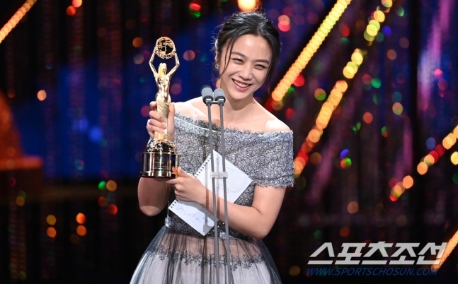 《分手的決心》拿下影后