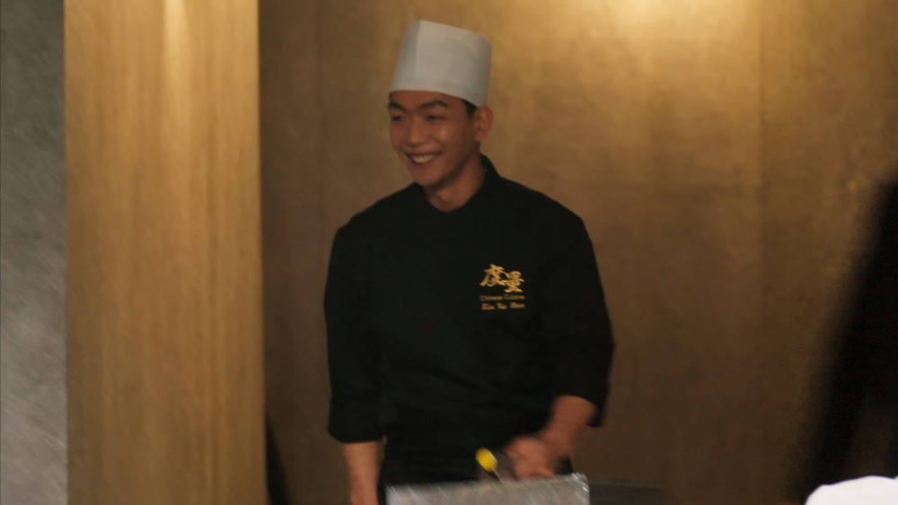 「外送員廚師」提著外賣鐵盒登場