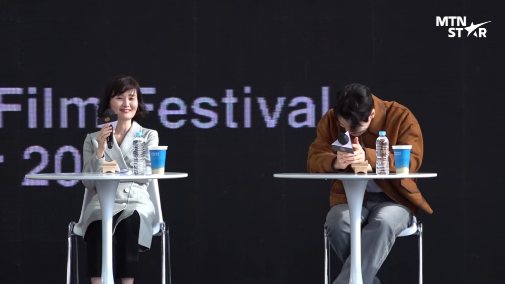 李浚赫聞言害羞低頭