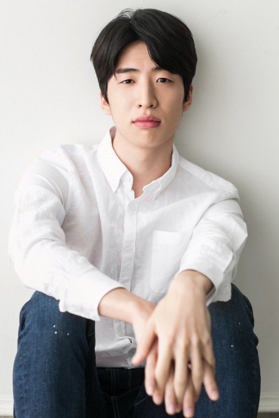 劉秀彬飾演當地有勢力者「申春勝」