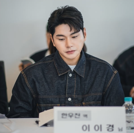 李伊庚飾演整形外科醫生「韓宇鎮」