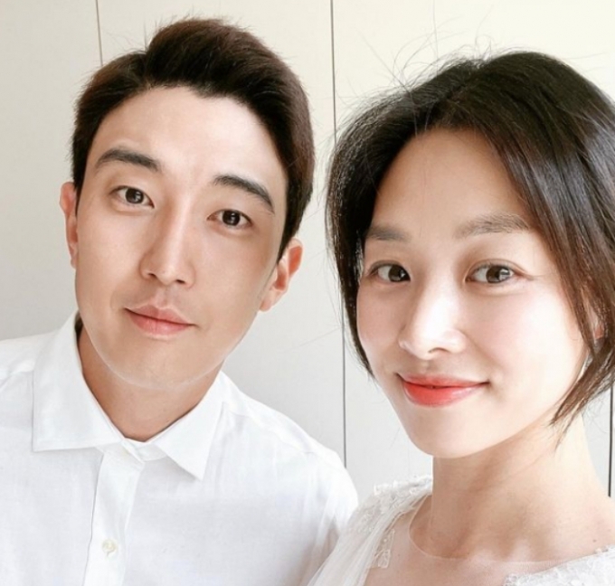 張伸瑛主動向丈夫伸出手。