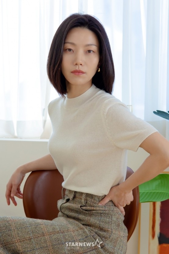 金信禄飾演湯飯店的王牌職員「陳明淑」