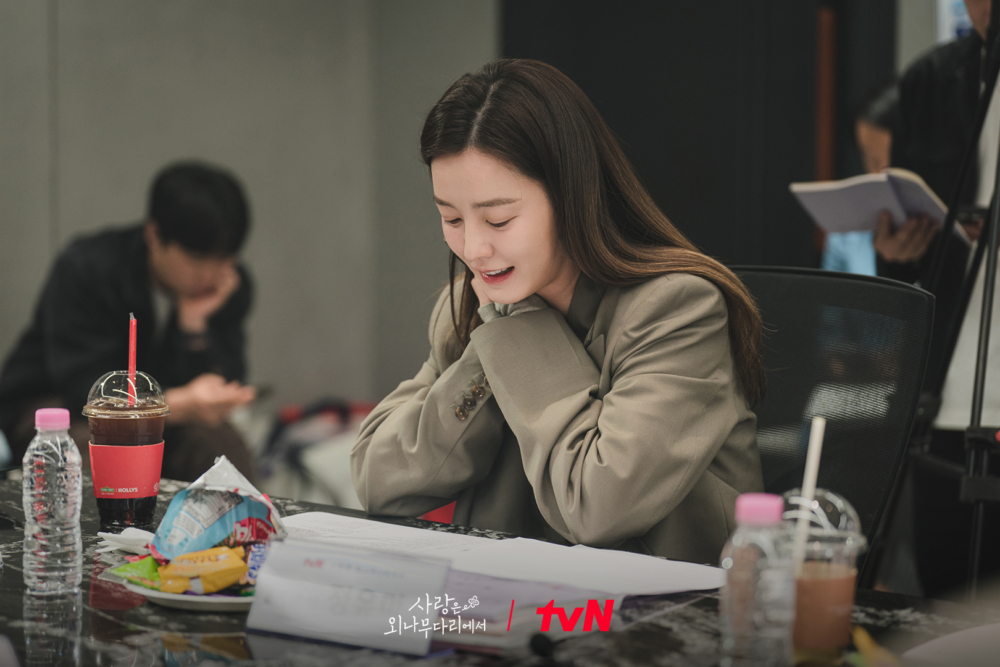 鄭有美則飾演獨木高中創意體驗部體育老師「尹智媛」