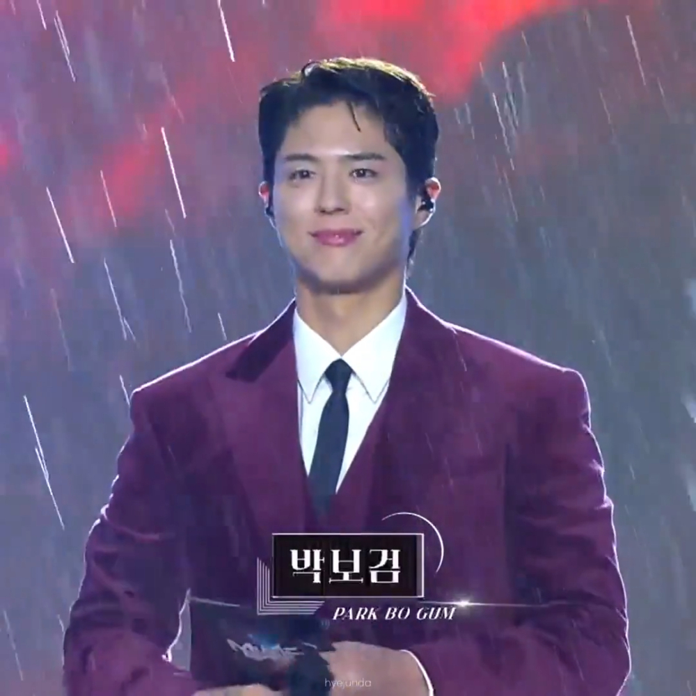 朴寶劍頂著大雨主持《音樂銀行》