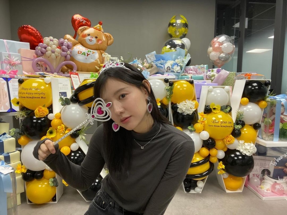 金智媛也戴了公主套裝