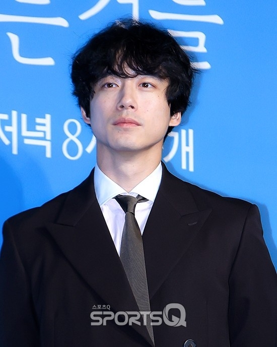 與坂口健太郎合作泡湯