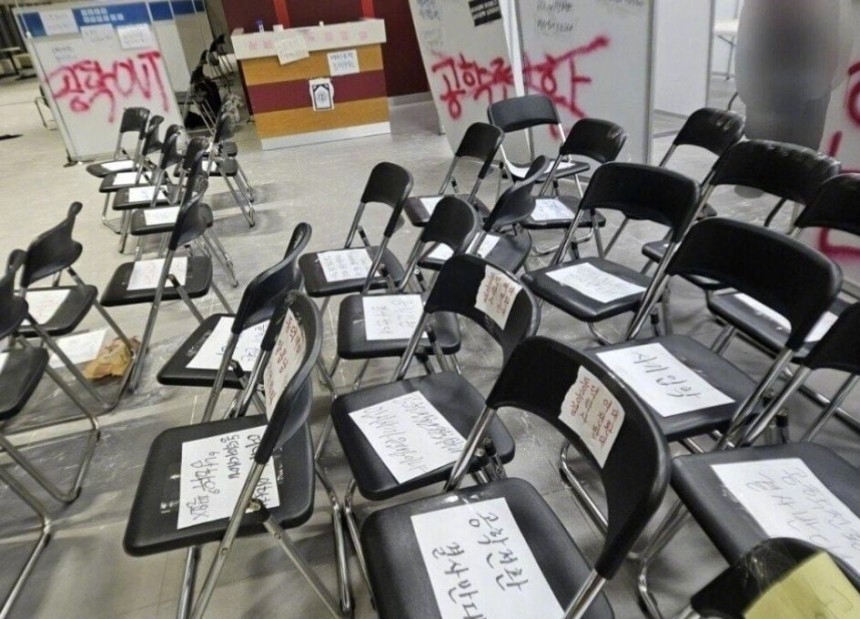 學校四處可見抗議標語