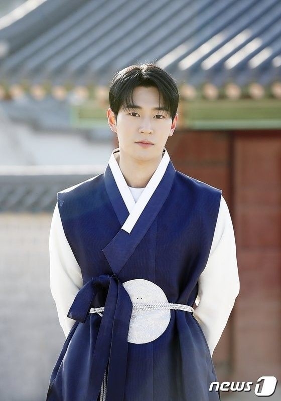 朴栖含飾演一名打擊貪污腐敗的清廉官員「鄭天」(示意圖)