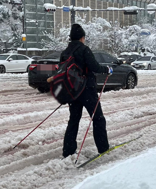 韓國遇暴雪 一名男子被目擊滑雪上班