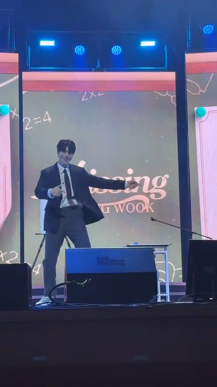 跳了男團TWS的《Plot Twist》