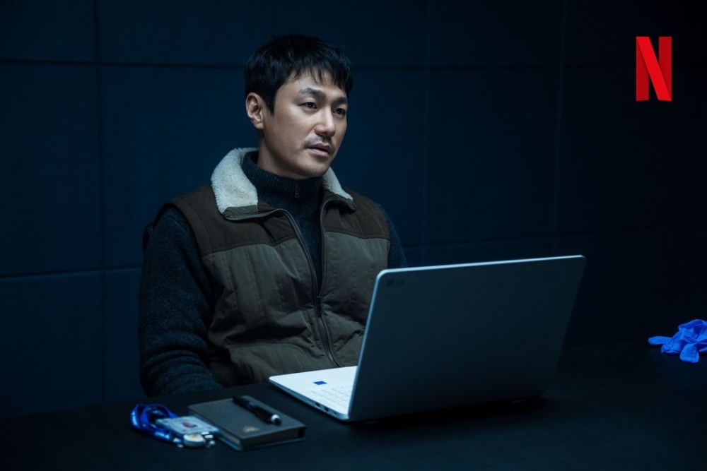 崔英俊飾演追查殺人案真相的刑警「金賢秋」