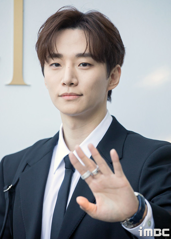 俊昊在9月就收到tvN新劇《颱風商社》的出演提案