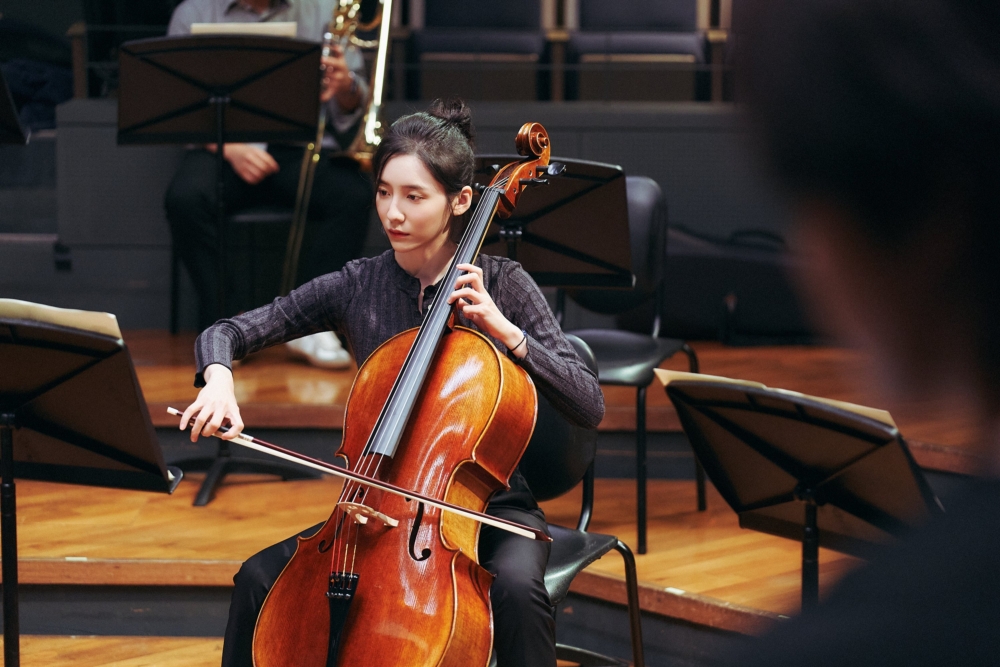 朴智賢飾演的是代替秀妍加入管弦樂團的大提琴演奏家