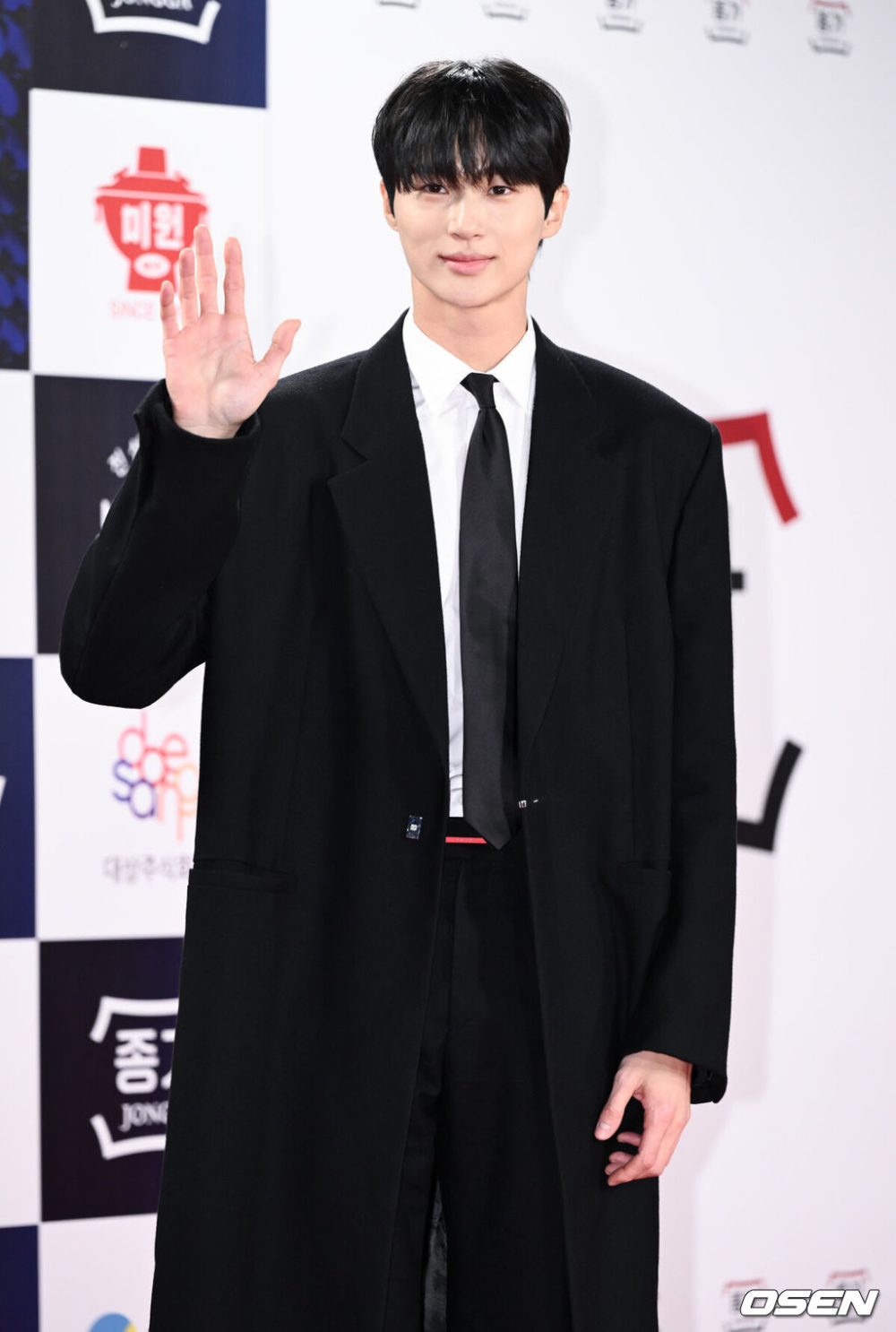 邊佑錫憑藉《背著善宰跑》人氣爆棚身價暴漲