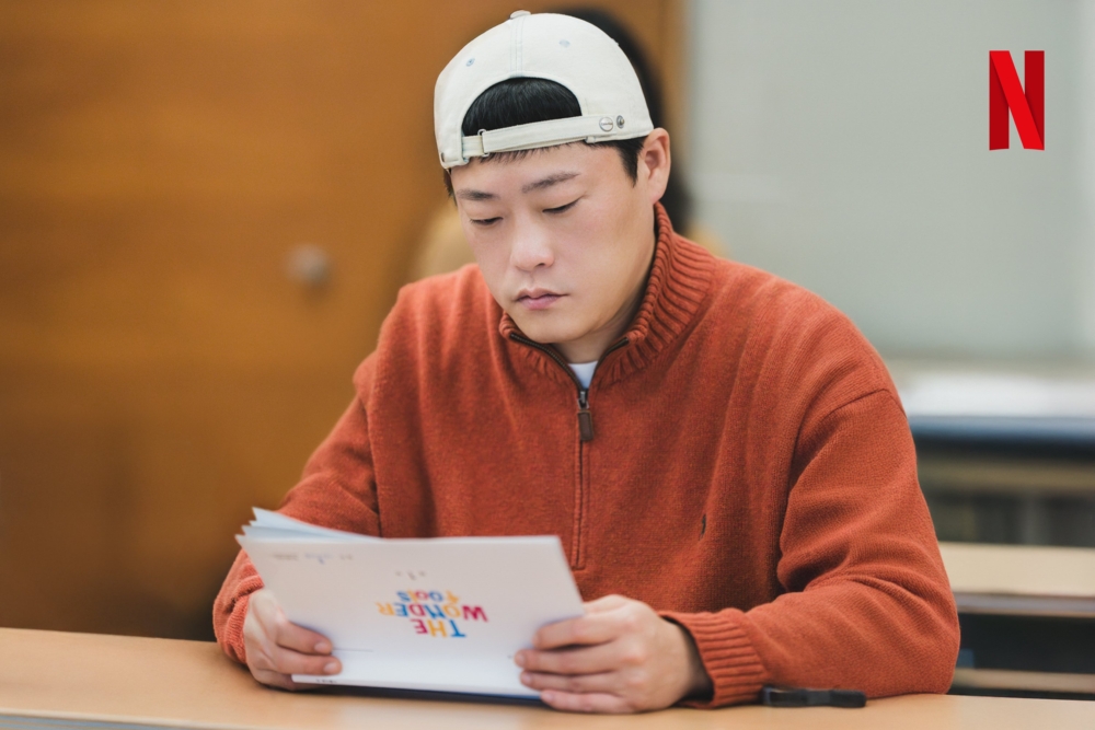 林成宰飾演海城裡的冤大頭「姜魯彬」